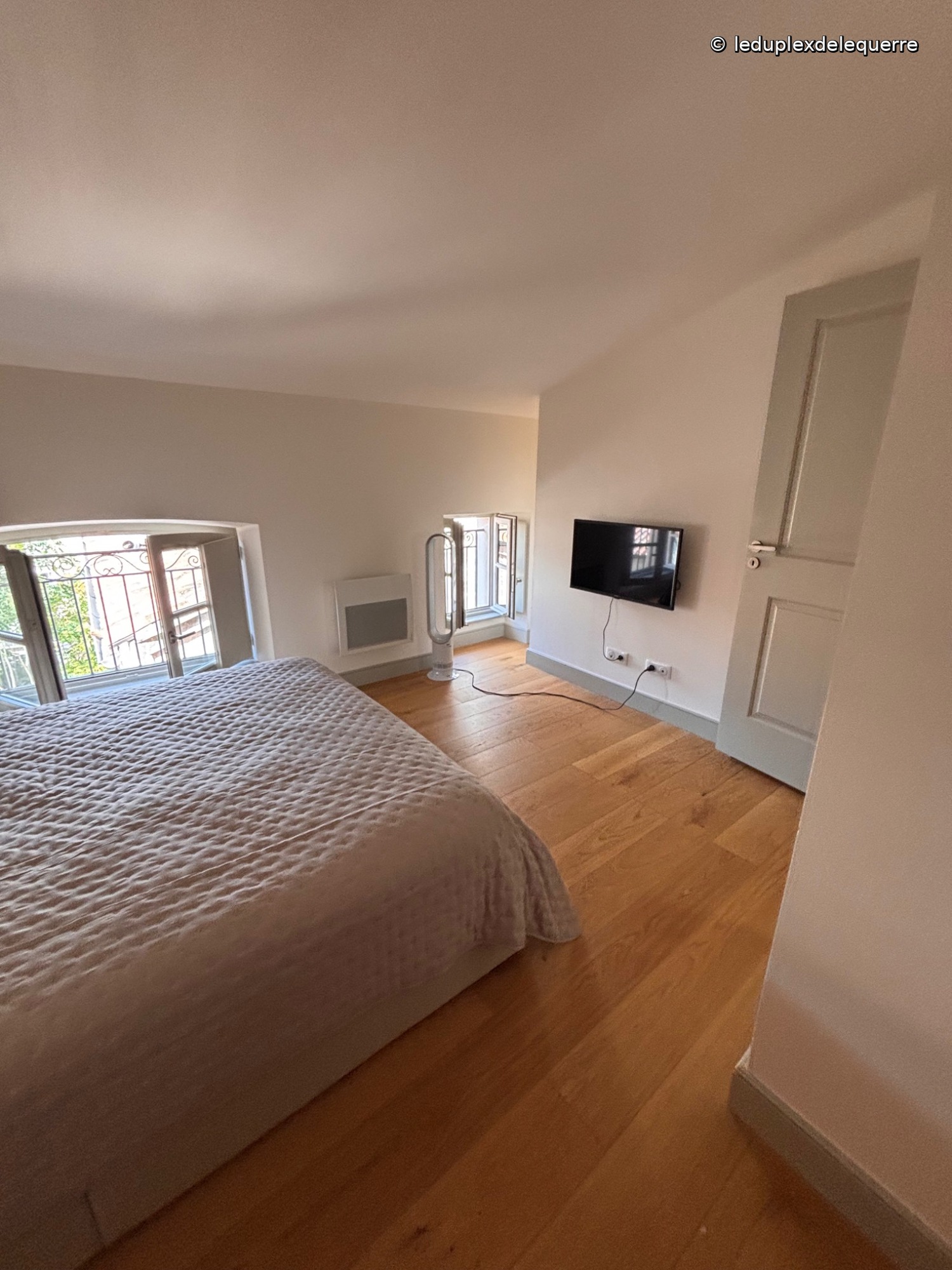 Chambre lumineuse du Duplex de l'Équerre à Toulon