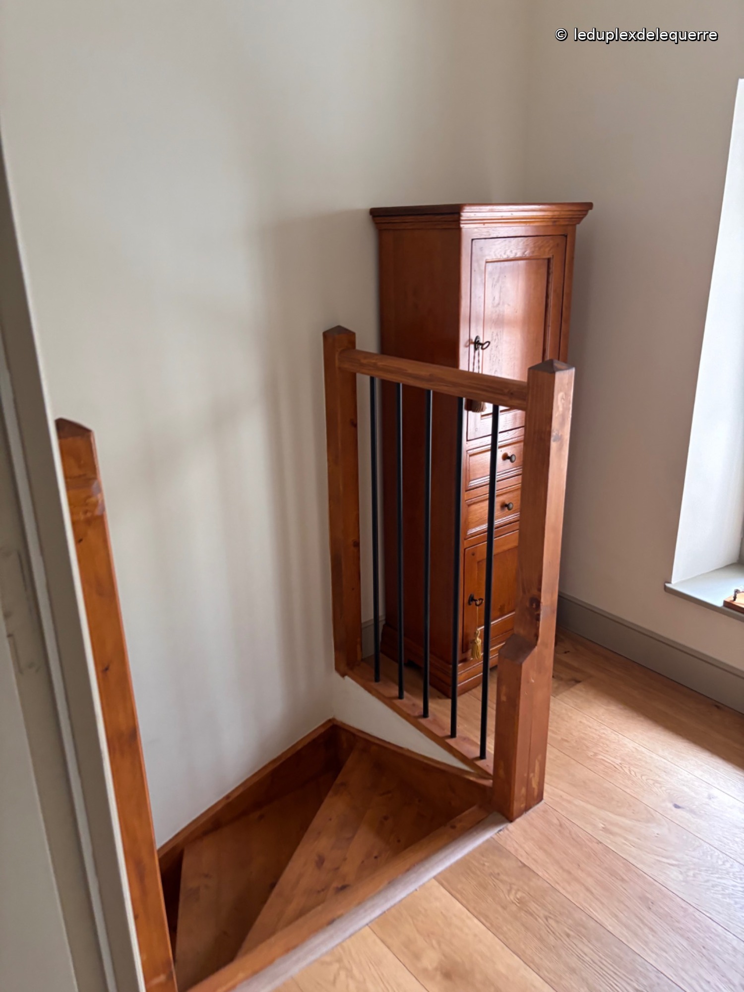 Escalier et palier à l'étage du Duplex de l'Équerre