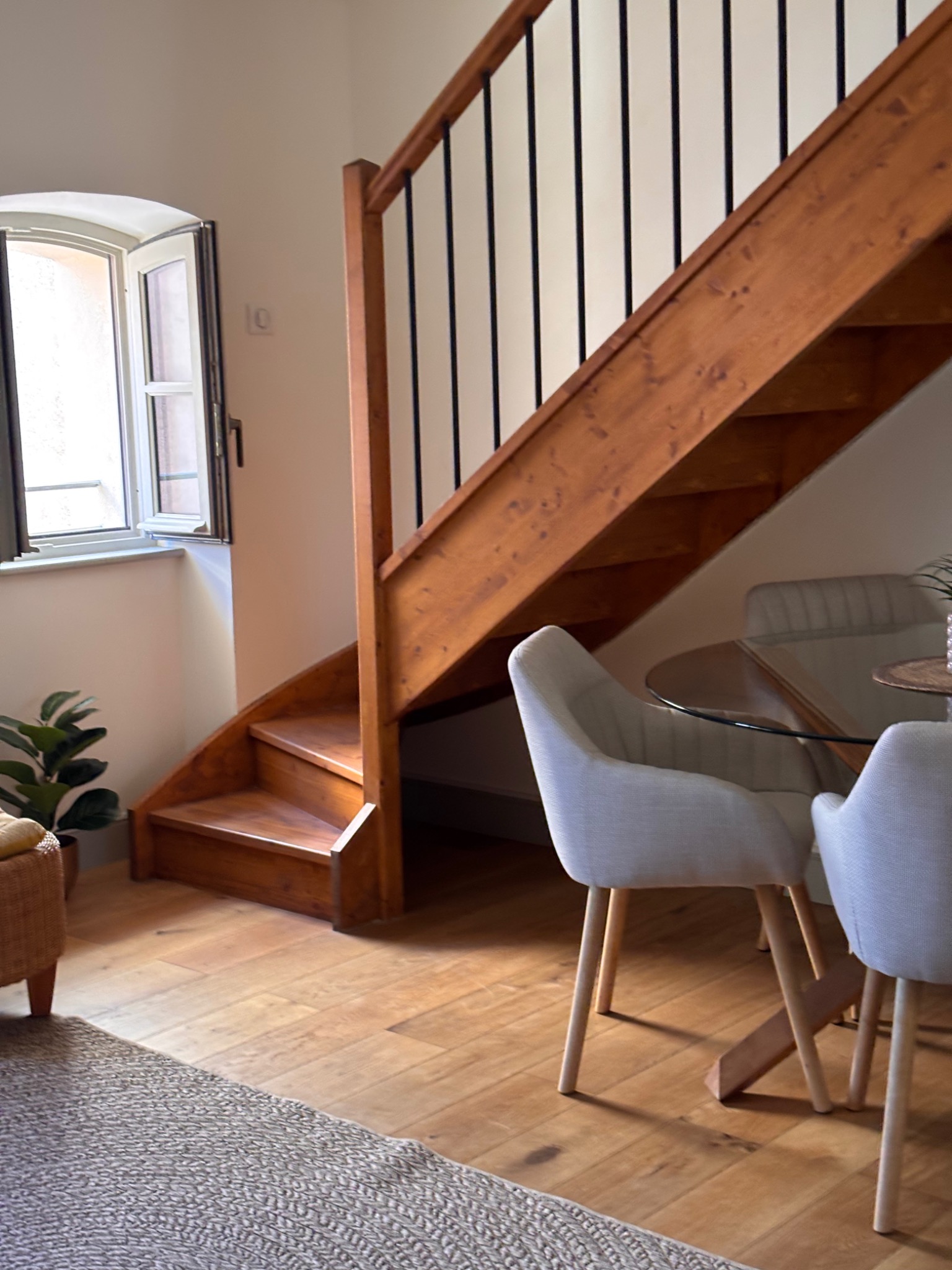 Escalier en bois et coin repas du Duplex de l'Équerre