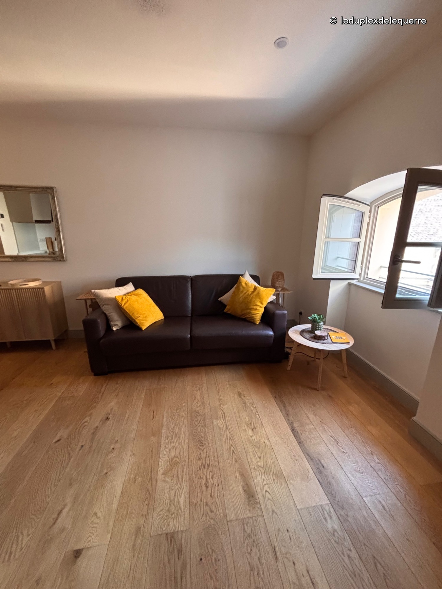 Bright living room of Le Duplex de l'Équerre in Toulon